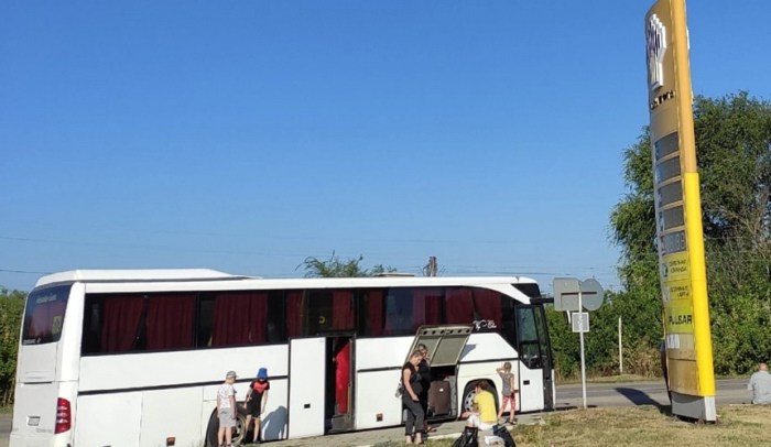 Туристы из Белгорода провели ночь в сломанном автобусе и просят помощи у губернатора