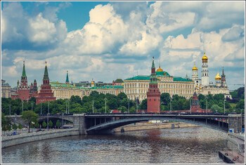 Названы самые популярные города РФ для путешествий осенью 