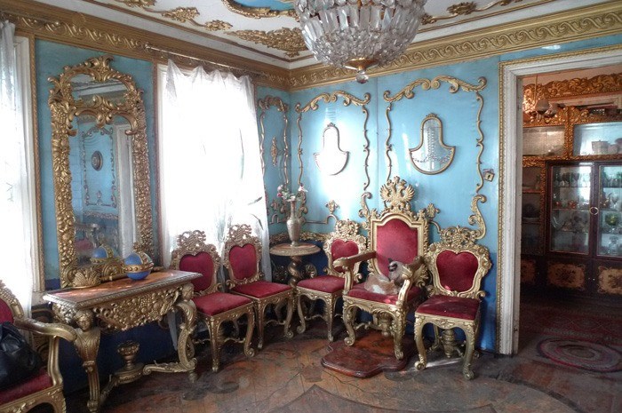 Старенький домик в Брянске прячет в себе королевские апартаменты