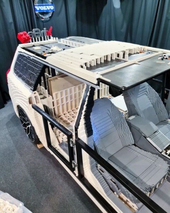 Парень строит Volvo V70 в натуральную величину полностью из LEGO (4 фото + видео)