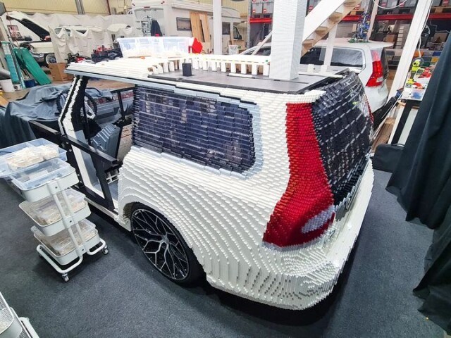 Парень строит Volvo V70 в натуральную величину полностью из LEGO (4 фото + видео)