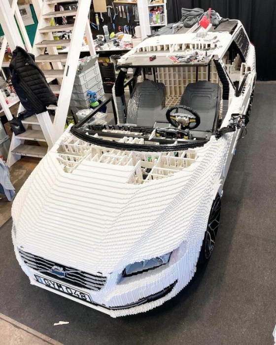 Парень строит Volvo V70 в натуральную величину полностью из LEGO (4 фото + видео)