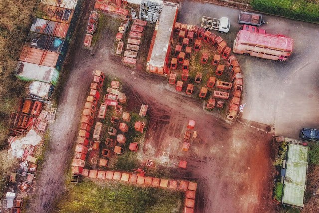 Кладбище красных телефонных будок на окраине Лондона (11 фото)