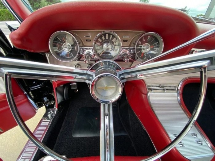 Спортивный двухместный Ford Thunderbird Sports Roadster 1963 года