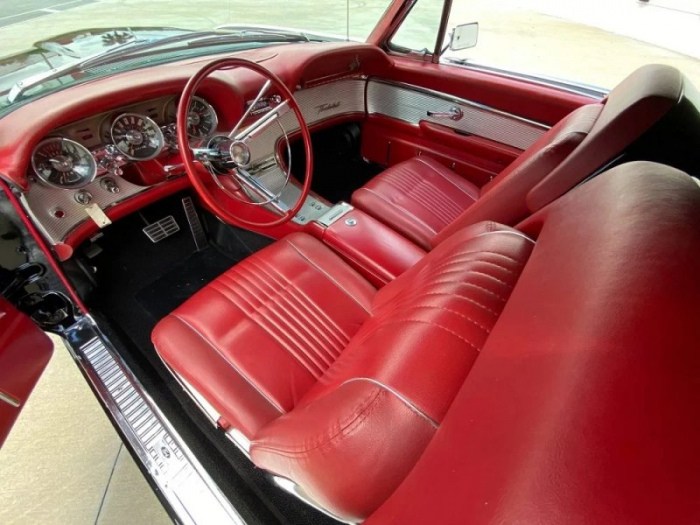 Спортивный двухместный Ford Thunderbird Sports Roadster 1963 года