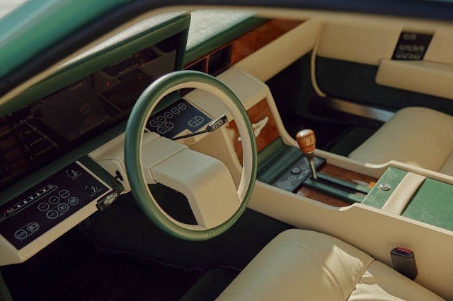 Интерьер культового Aston Martin Lagonda, который был слишком крутым для своего времени (12 фото)