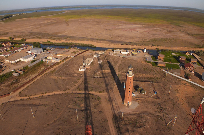 Чудо в степи: как в 30 км от моря под Астраханью появился маяк