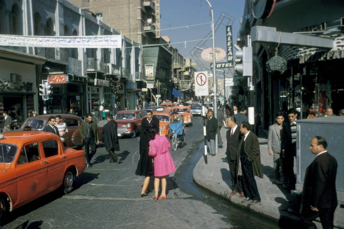 Тонкий Восток и модный Запад: фототур американца по Ирану в 1967 году Тонкий Восток и модный Запад: фототур американца по Ирану в 1967 году