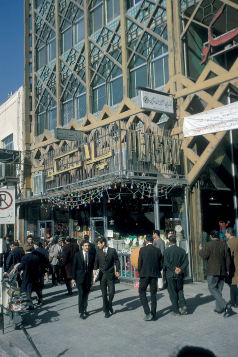 Тонкий Восток и модный Запад: фототур американца по Ирану в 1967 году Тонкий Восток и модный Запад: фототур американца по Ирану в 1967 году