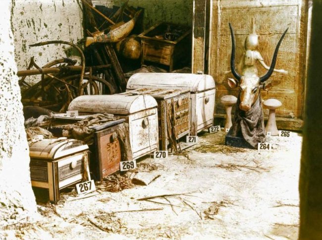 Кадры вскрытия гробницы Тутанхамона в 1922 году (22 фото) Кадры вскрытия гробницы Тутанхамона в 1922 году (22 фото)