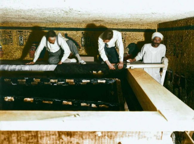 Кадры вскрытия гробницы Тутанхамона в 1922 году (22 фото) Кадры вскрытия гробницы Тутанхамона в 1922 году (22 фото)