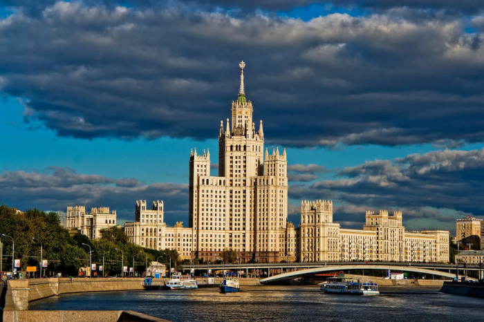 По следам кинематографа: Путеводитель по знаменитым кинолокациям Москвы и Санкт-Петербурга По следам кинематографа: Путеводитель по знаменитым кинолокациям Москвы и Санкт-Петербурга